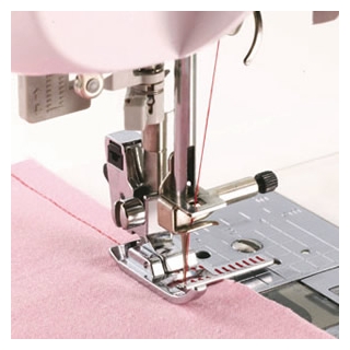 Vertical stitch alignment foot